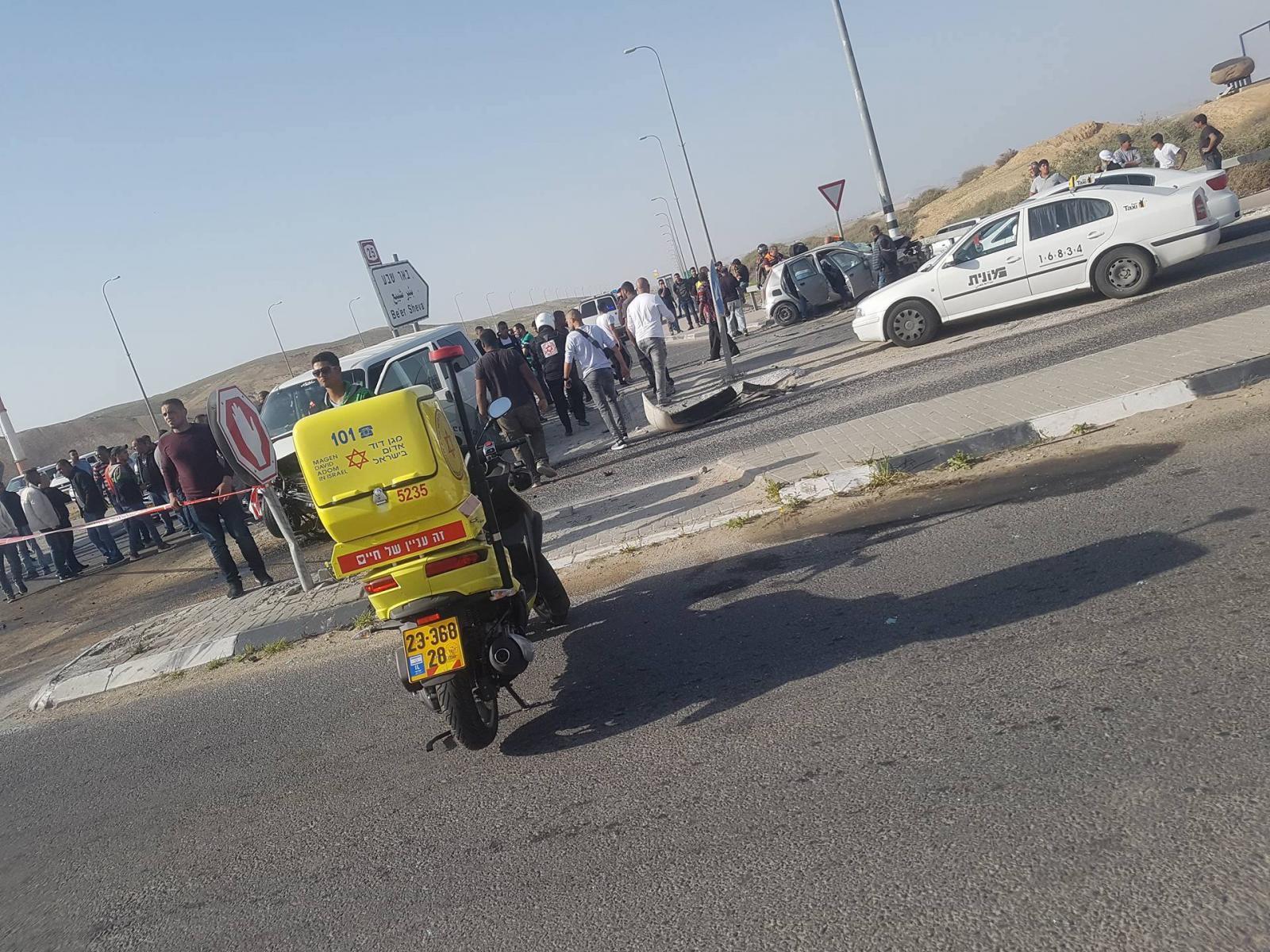 זירת התאונה הקטלנית, צוותי חירום במקום, הכביש נסגר לתנועה עד לסיום האירוע (צילום סלולארי: דרור אוסקר)